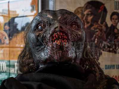 Nella stessa stanza ci sono anche uno spaventoso mostro nero dai denti scoperti insanguinati...